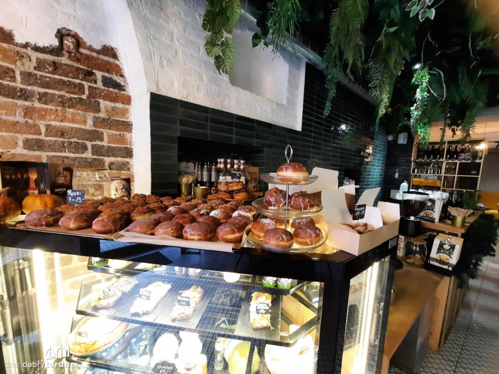 Kolejki przed piekarniami i cukierniami