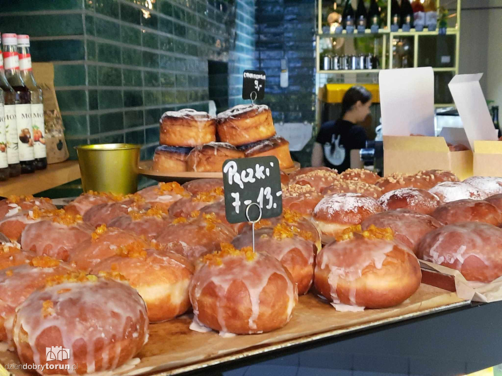 Kolejki przed piekarniami i cukierniami