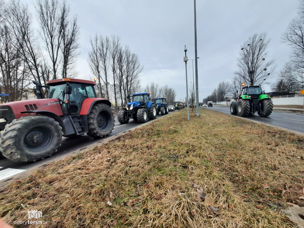 Protest rolników w Toruniu na zbiegu DK10 i DK15