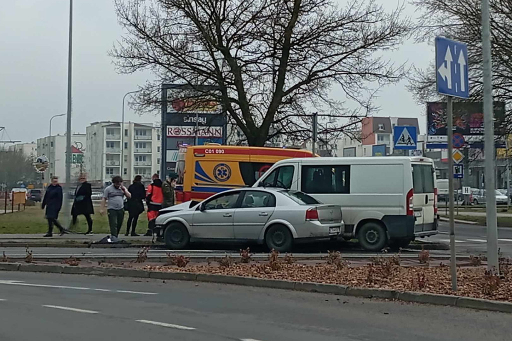 Zderzenie dwóch aut na Broniewskiego w Toruniu