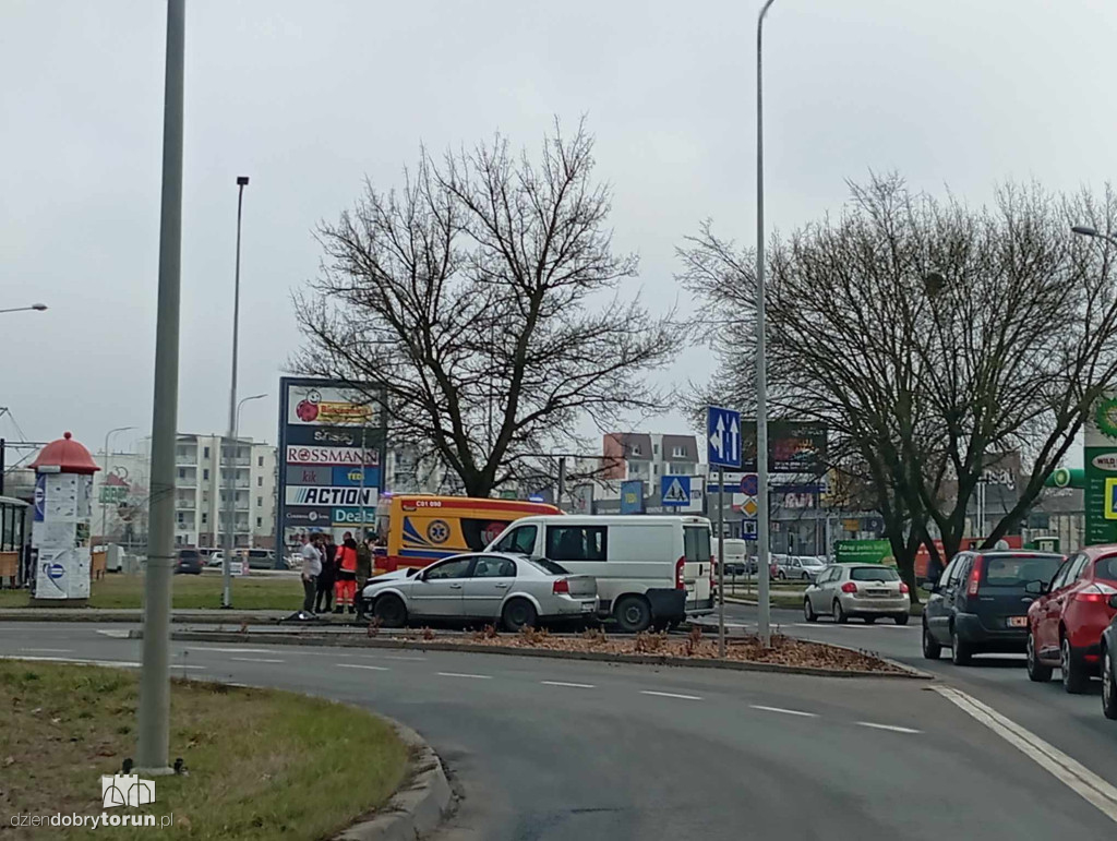 Zderzenie dwóch aut na Broniewskiego w Toruniu