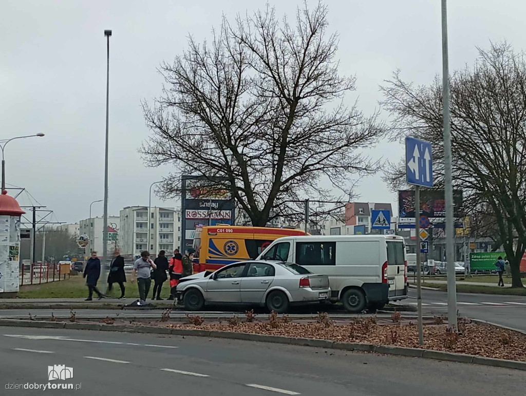 Zderzenie dwóch aut na Broniewskiego w Toruniu