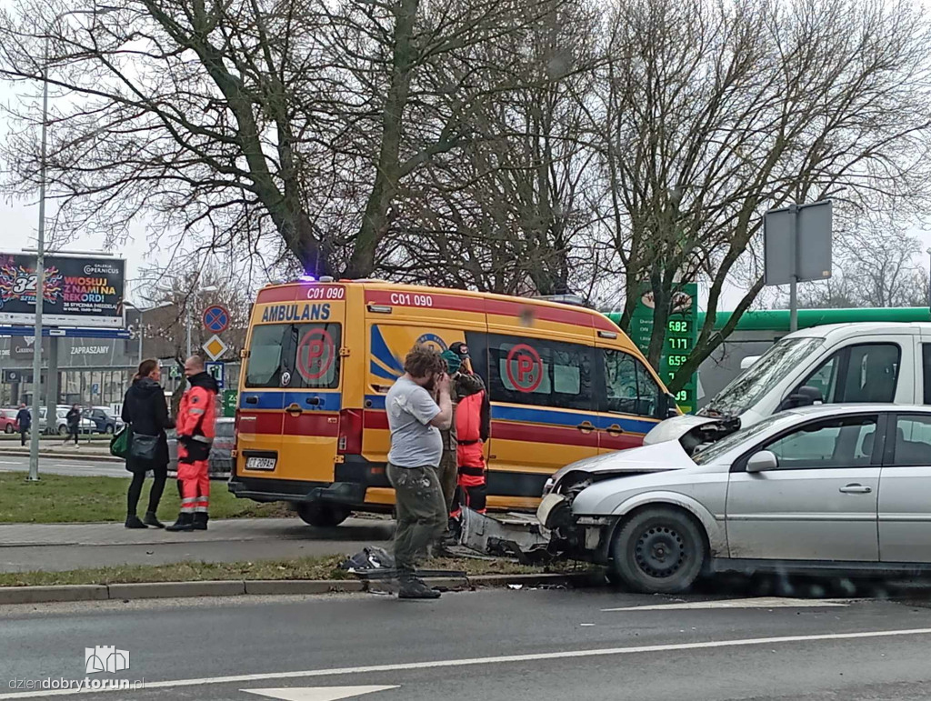 Zderzenie dwóch aut na Broniewskiego w Toruniu