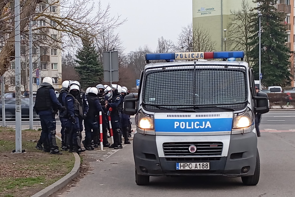 Mnóstwo policji na meczu Elany z Zawiszą