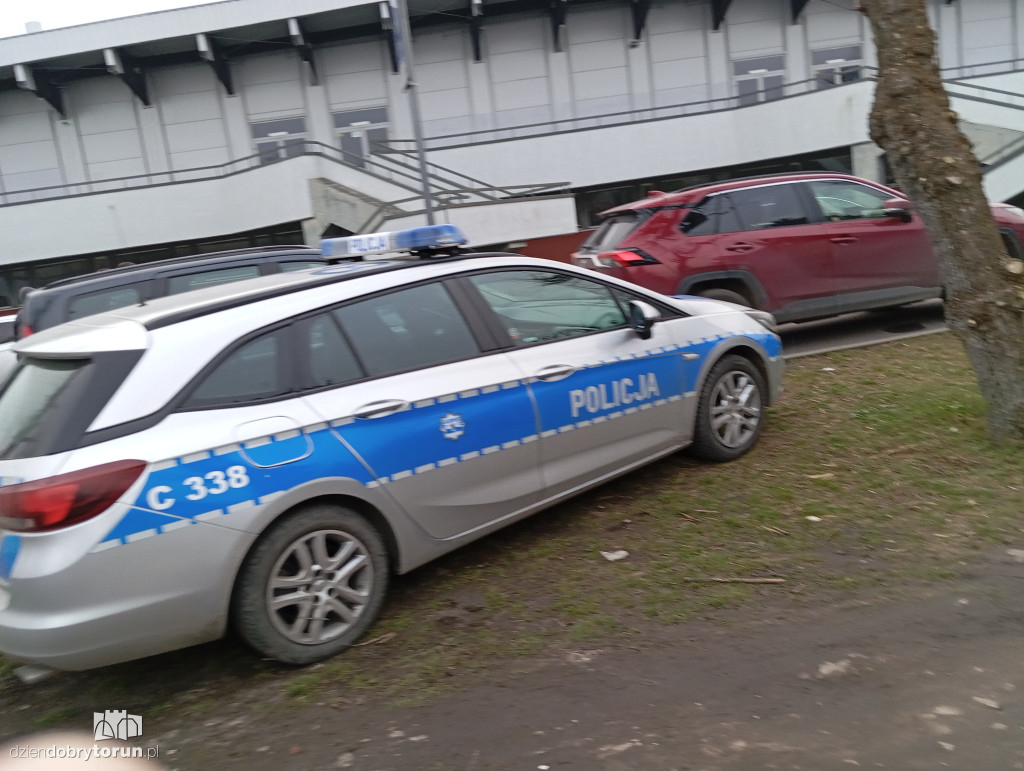 Mnóstwo policji na meczu Elany z Zawiszą