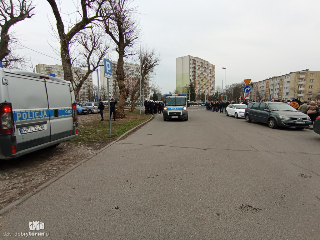 Mnóstwo policji na meczu Elany z Zawiszą