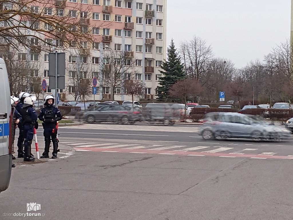 Mnóstwo policji na meczu Elany z Zawiszą