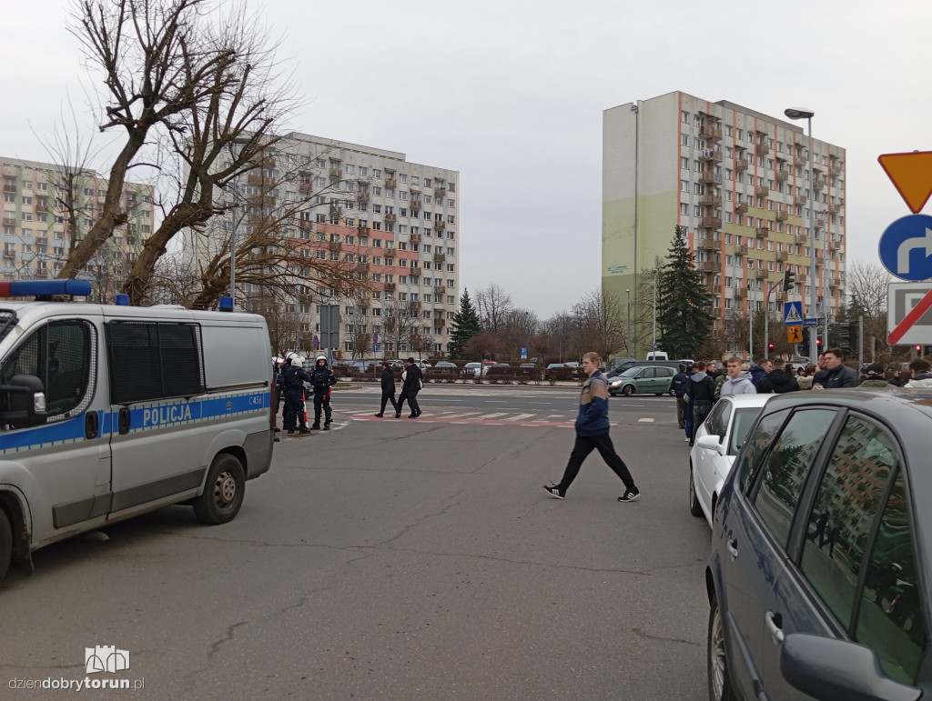 Mnóstwo policji na meczu Elany z Zawiszą