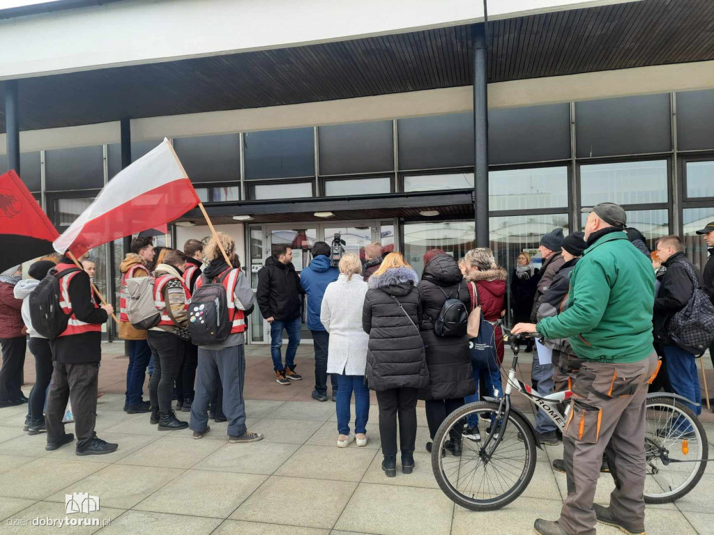 Pracownicy obsługi UMK walczą o podwyżki