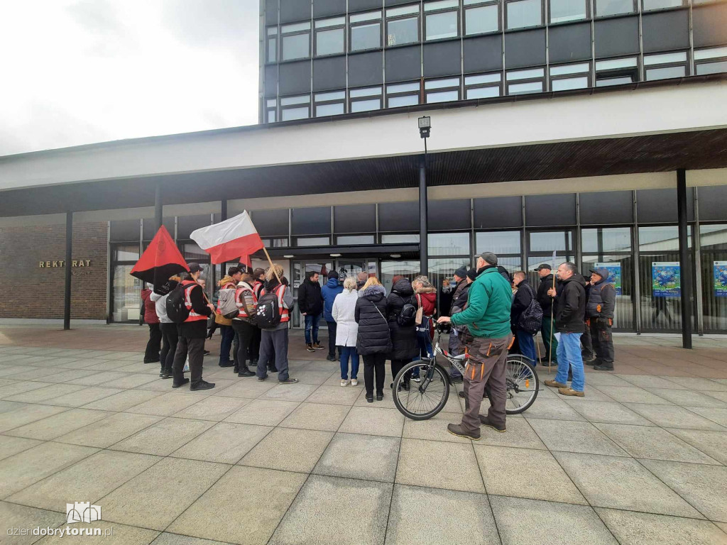 Pracownicy obsługi UMK walczą o podwyżki