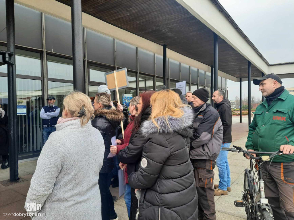 Pracownicy obsługi UMK walczą o podwyżki