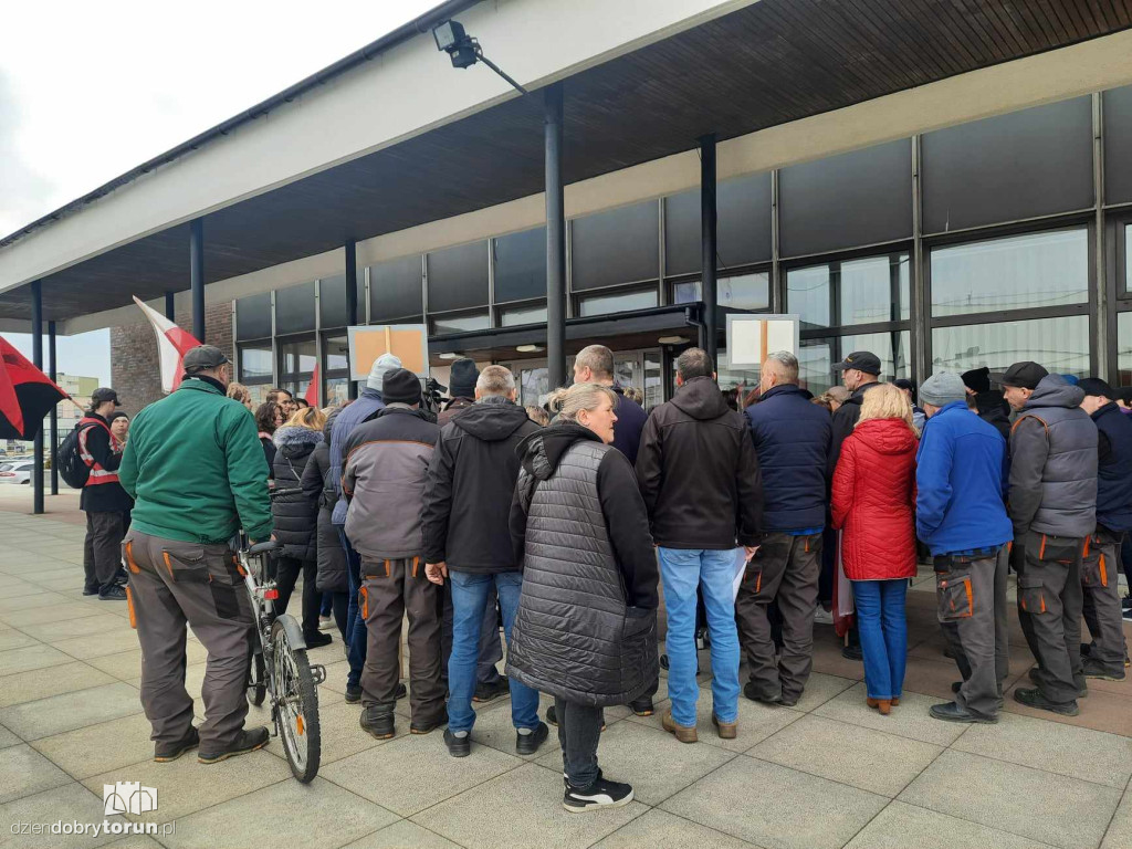 Pracownicy obsługi UMK walczą o podwyżki