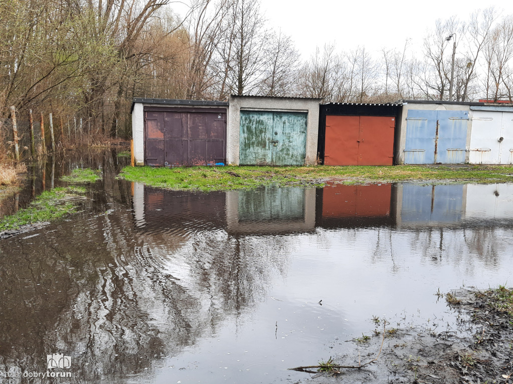 Zalane garaże na Mokrym