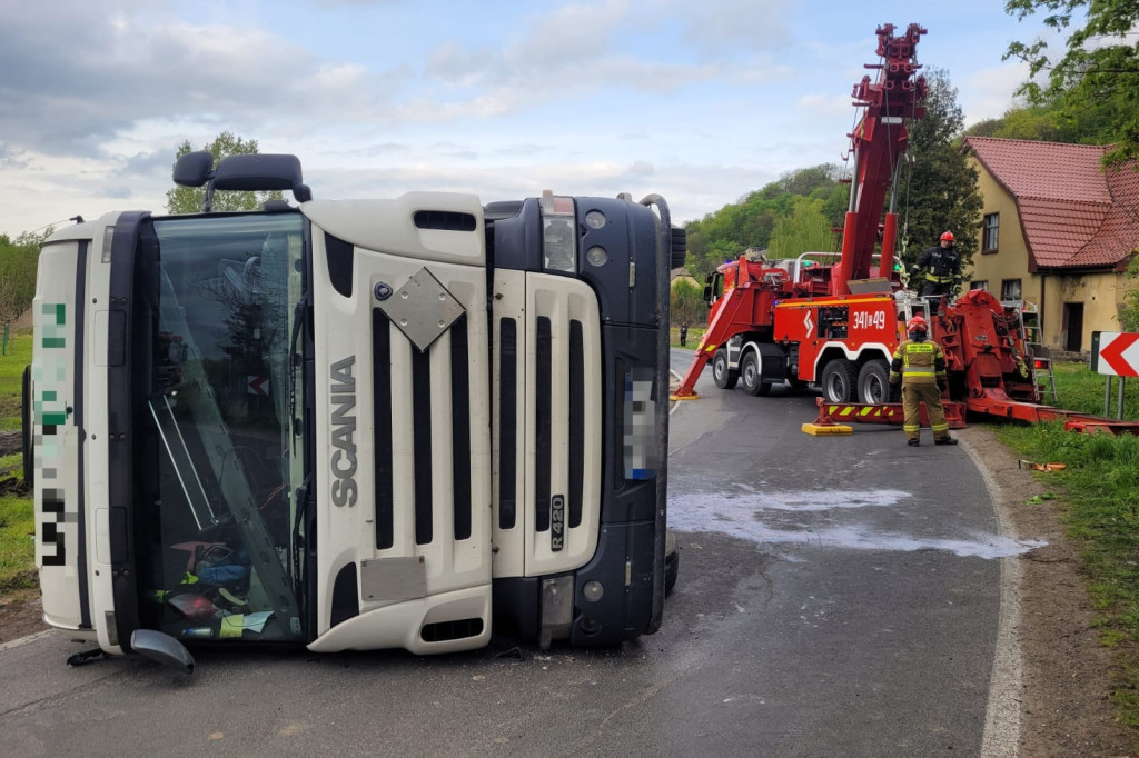 Scania z ładunkiem przewrócona