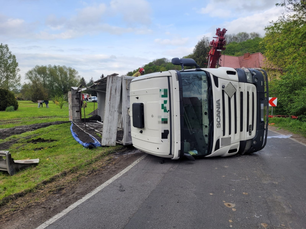 Scania z ładunkiem przewrócona