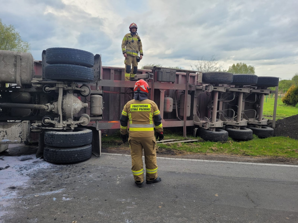 Scania z ładunkiem przewrócona