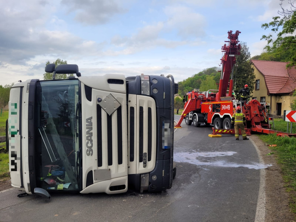 Scania z ładunkiem przewrócona