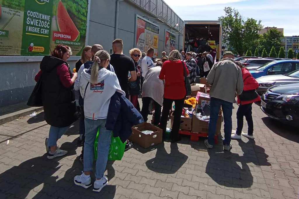 Tłumy przed Biedronką na Bażyńskich