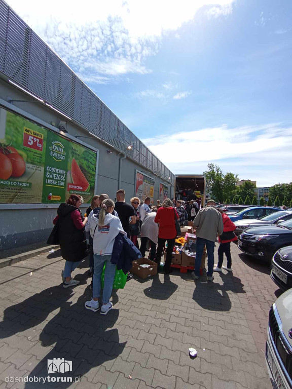 Tłumy przed Biedronką na Bażyńskich