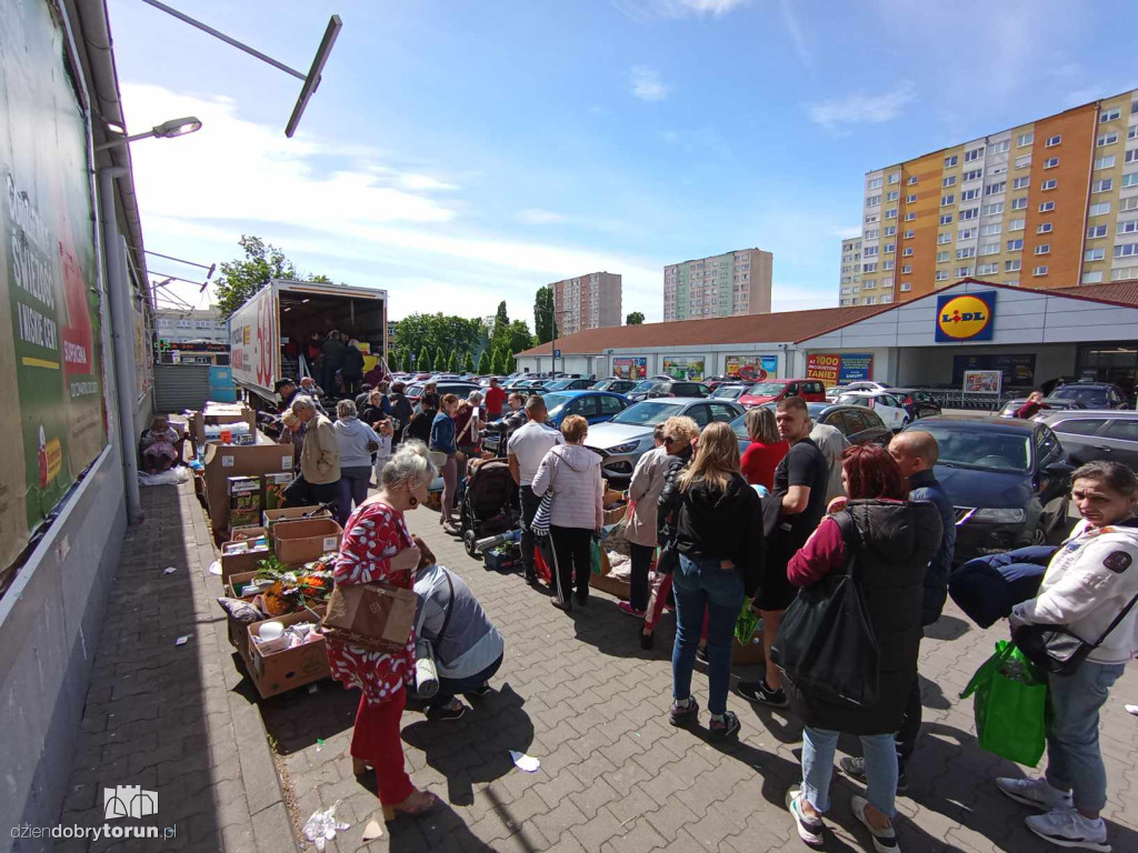 Tłumy przed Biedronką na Bażyńskich