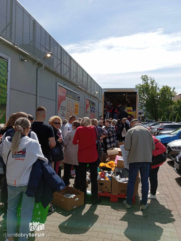 Tłumy przed Biedronką na Bażyńskich