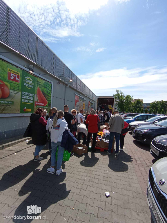 Tłumy przed Biedronką na Bażyńskich