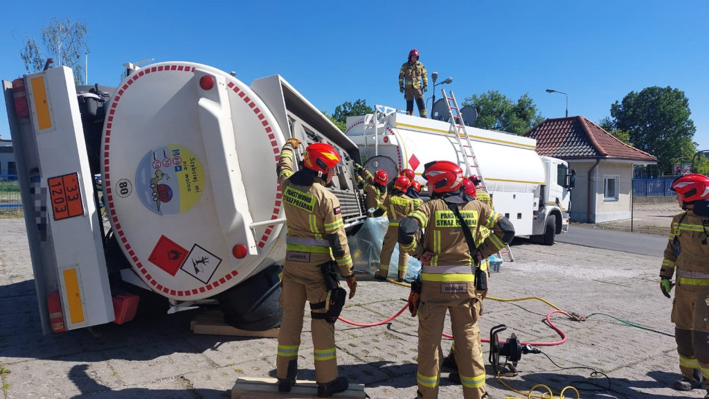 Przewrócona cysterna z olejem