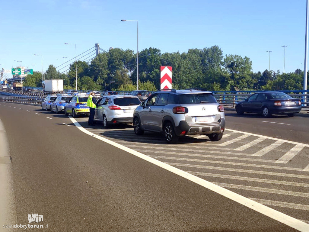 Policyjne działania na moście w Toruniu