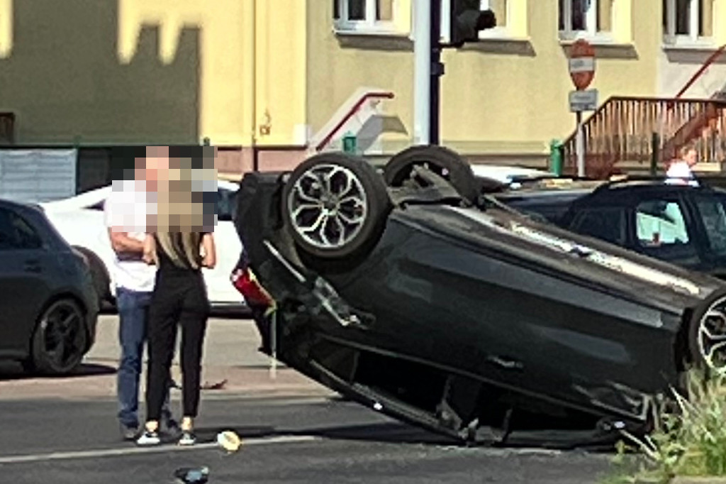 Dachowanie na skrzyżowaniu Fałata i Sienkiewicza