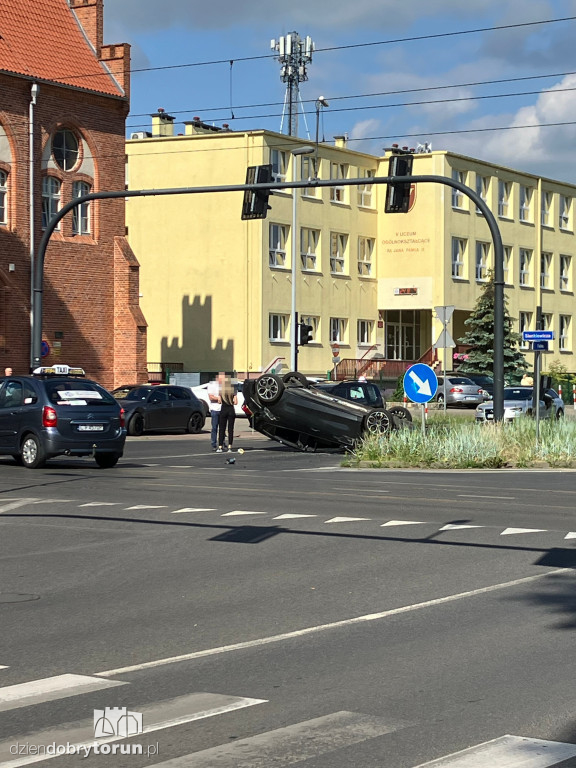 Dachowanie na skrzyżowaniu Fałata i Sienkiewicza