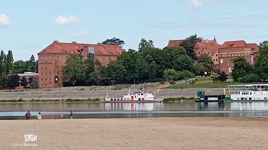 Rodzina z dziećmi na wiślanych łachach