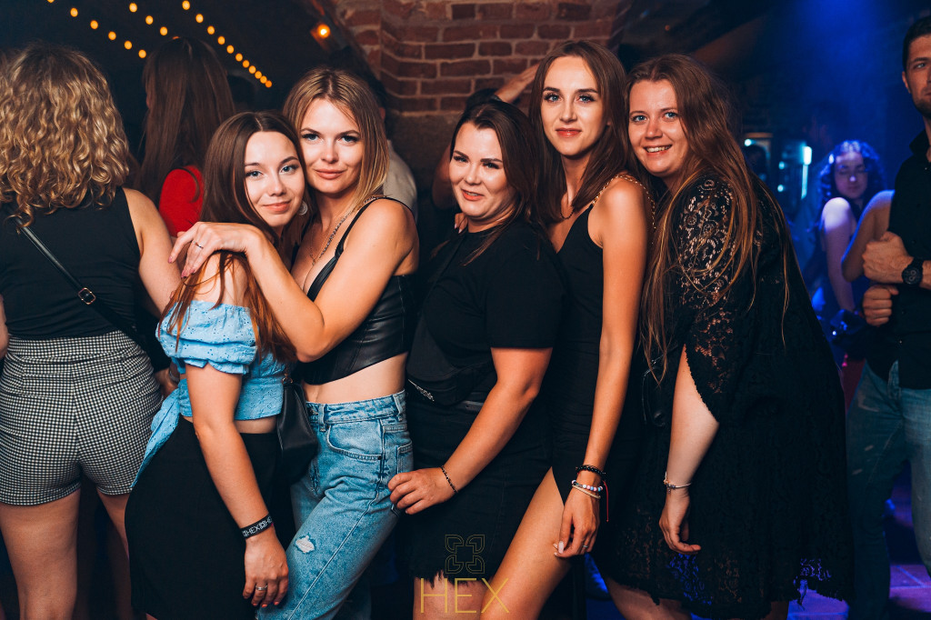 Sobotnia noc w klubie Hex