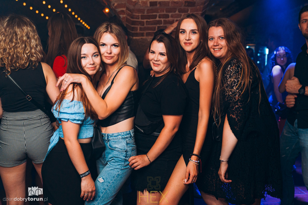 Sobotnia noc w klubie Hex