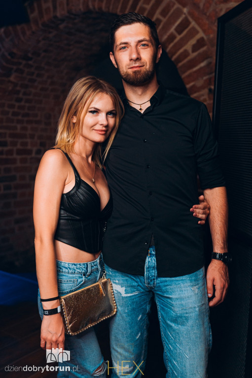 Sobotnia noc w klubie Hex