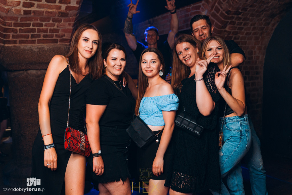 Sobotnia noc w klubie Hex