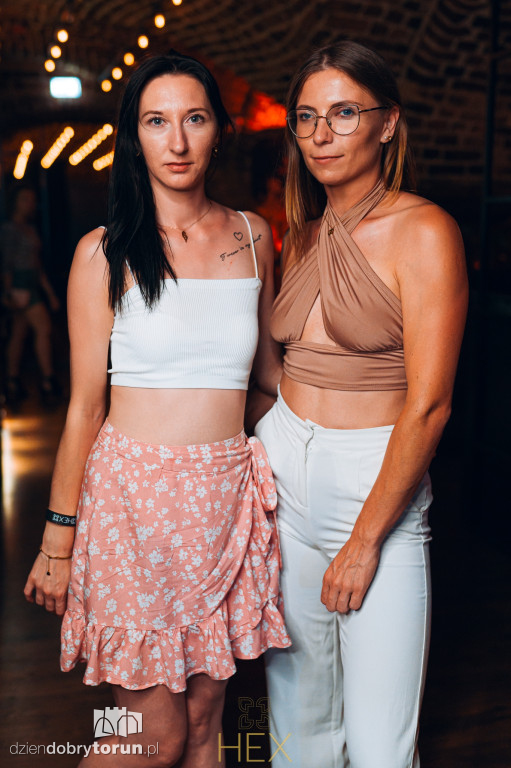 Sobotnia noc w klubie Hex