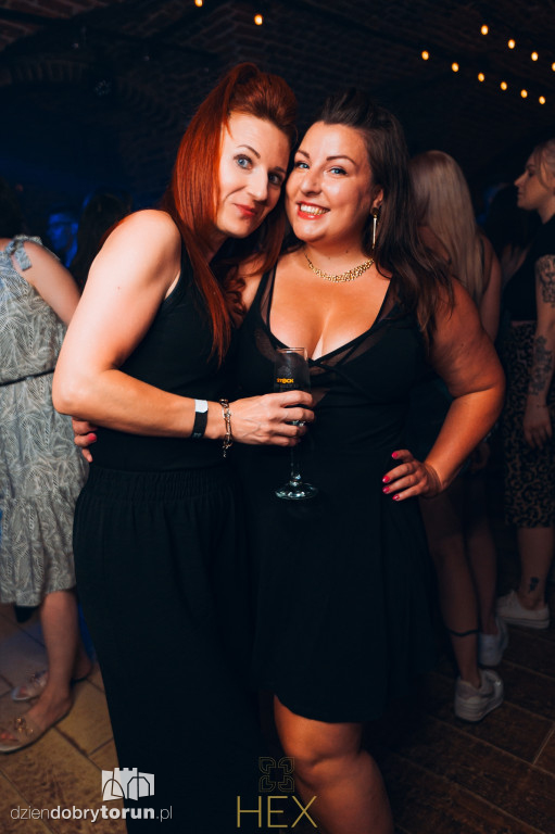 Sobotnia noc w klubie Hex