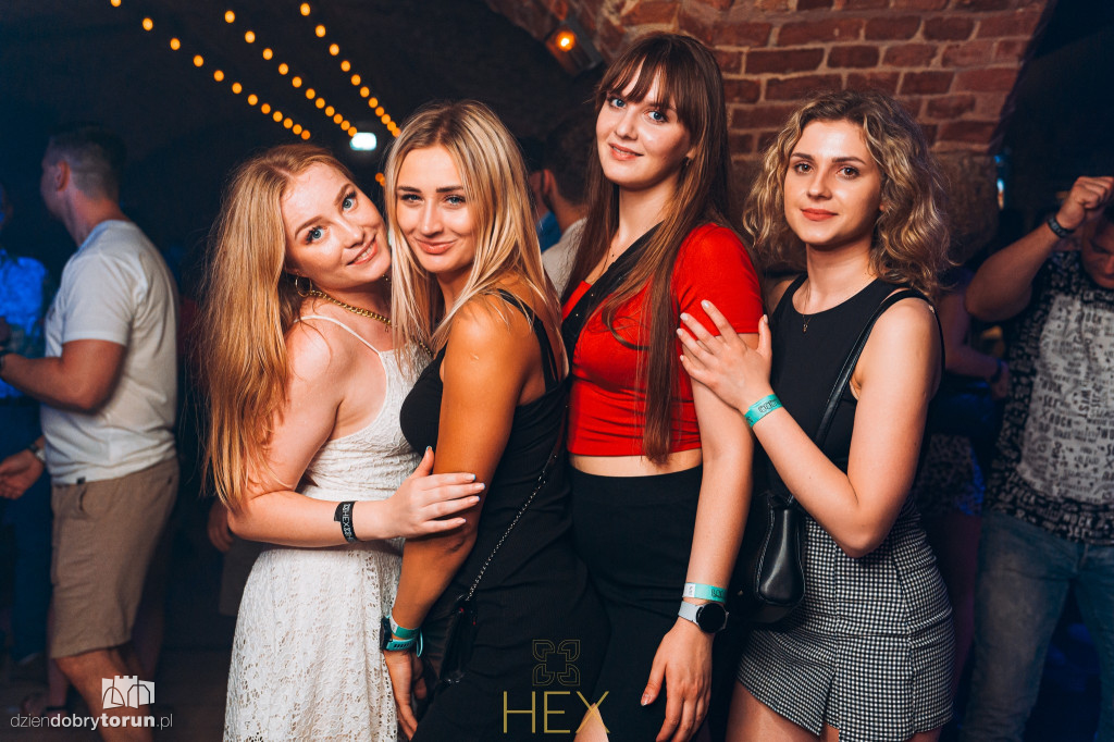 Sobotnia noc w klubie Hex