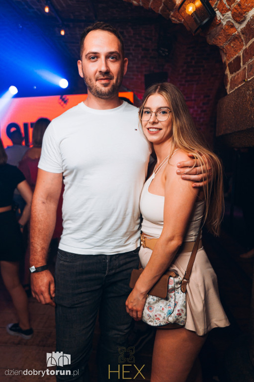Sobotnia noc w klubie Hex
