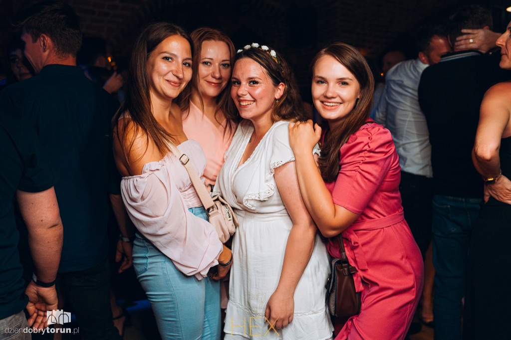 Sobotnia noc w klubie Hex