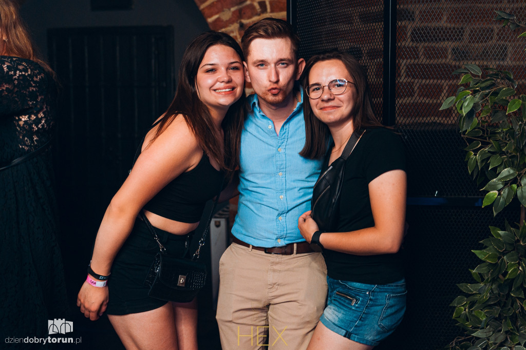 Sobotnia noc w klubie Hex