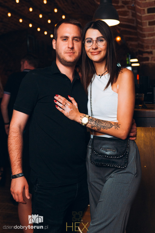 Sobotnia noc w klubie Hex