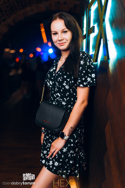 Sobotnia noc w klubie Hex