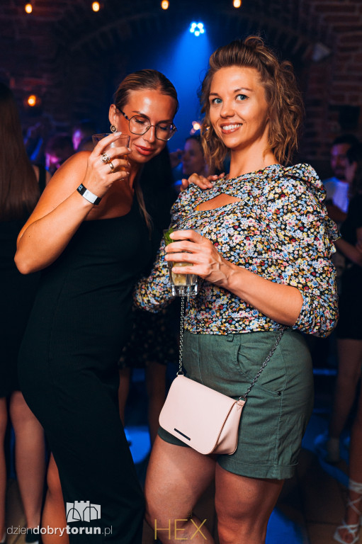 Sobotnia noc w klubie Hex