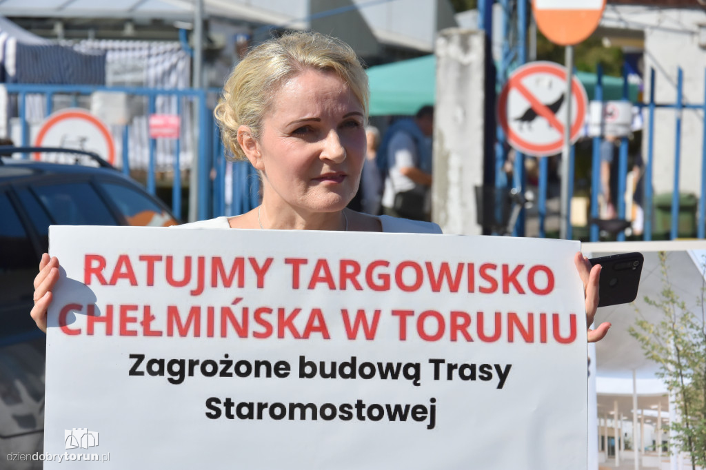 Konferencja przed targowiskiem miejskim