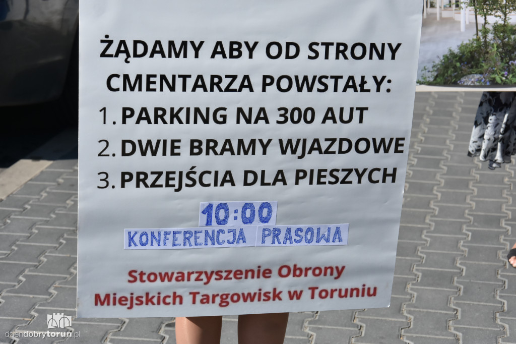Konferencja przed targowiskiem miejskim