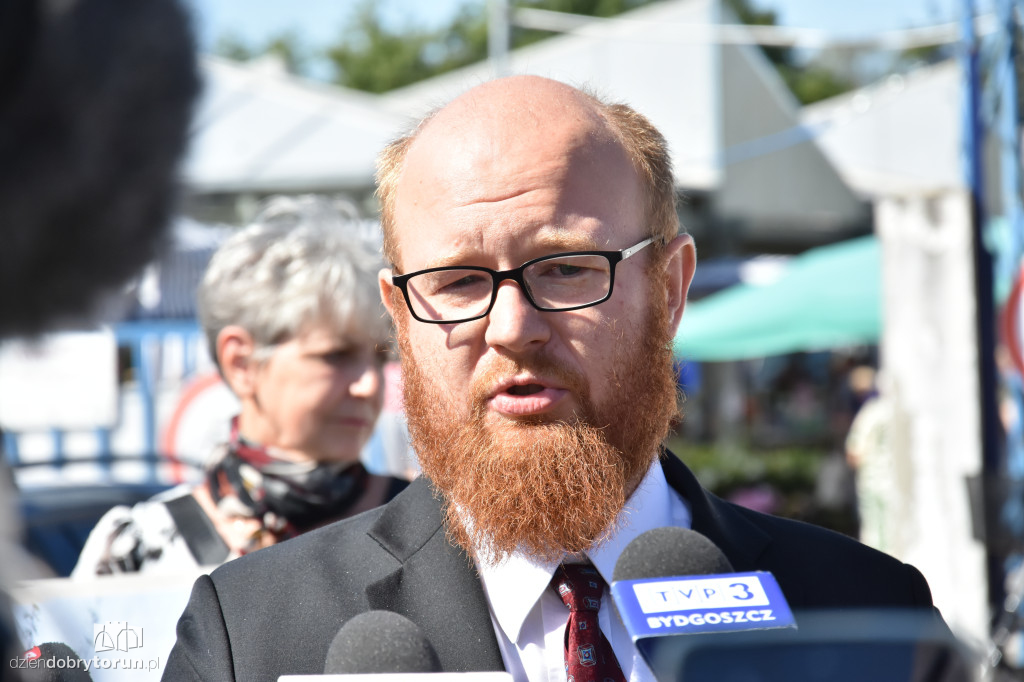 Konferencja przed targowiskiem miejskim