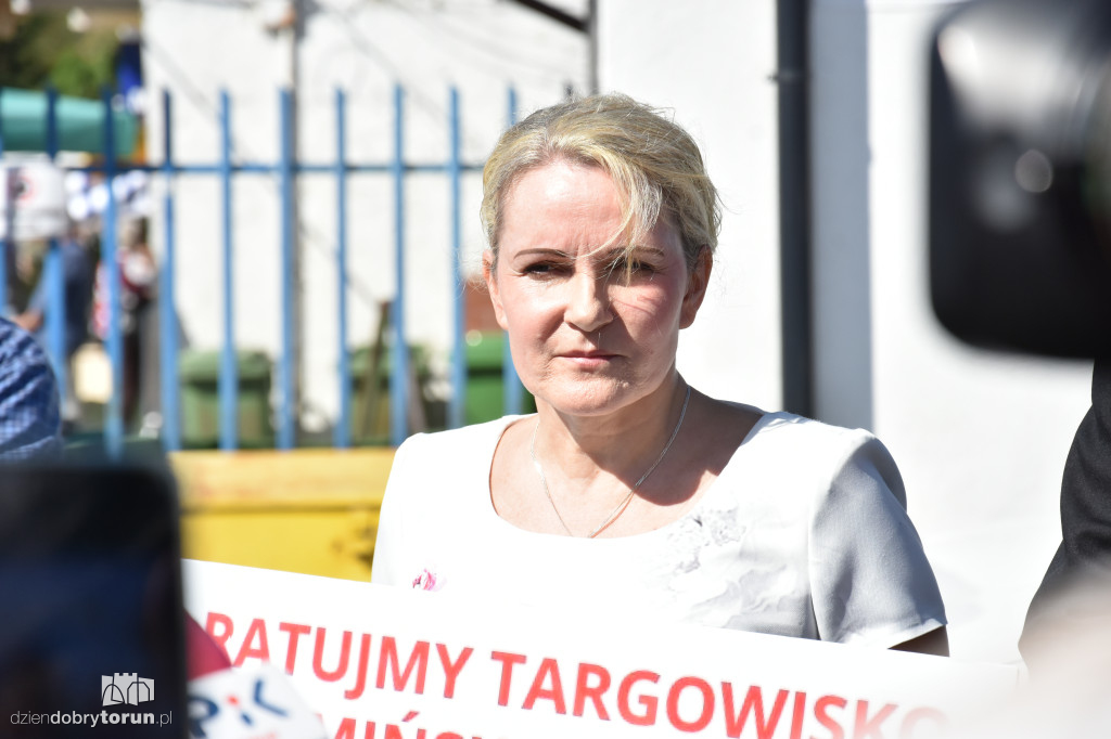 Konferencja przed targowiskiem miejskim