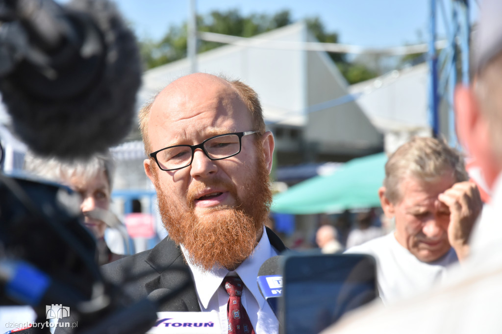 Konferencja przed targowiskiem miejskim