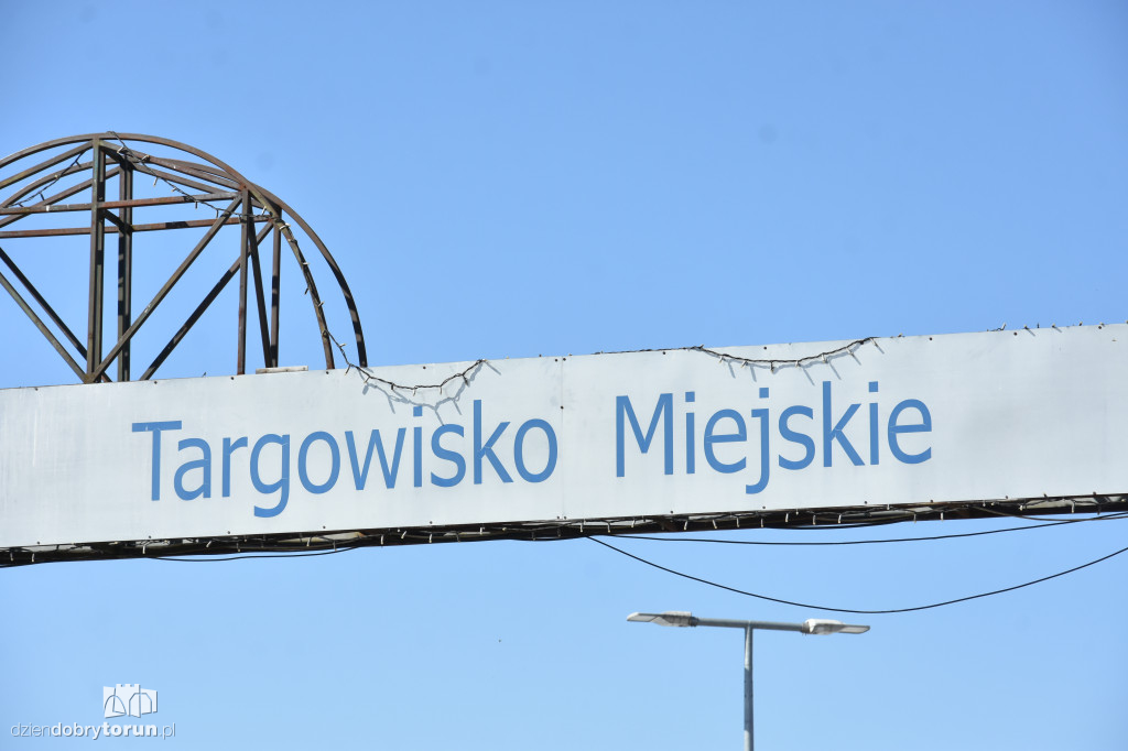 Konferencja przed targowiskiem miejskim